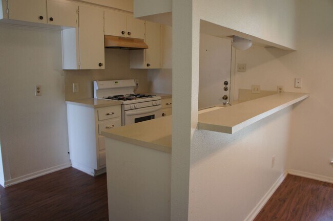 Building Photo - 1044