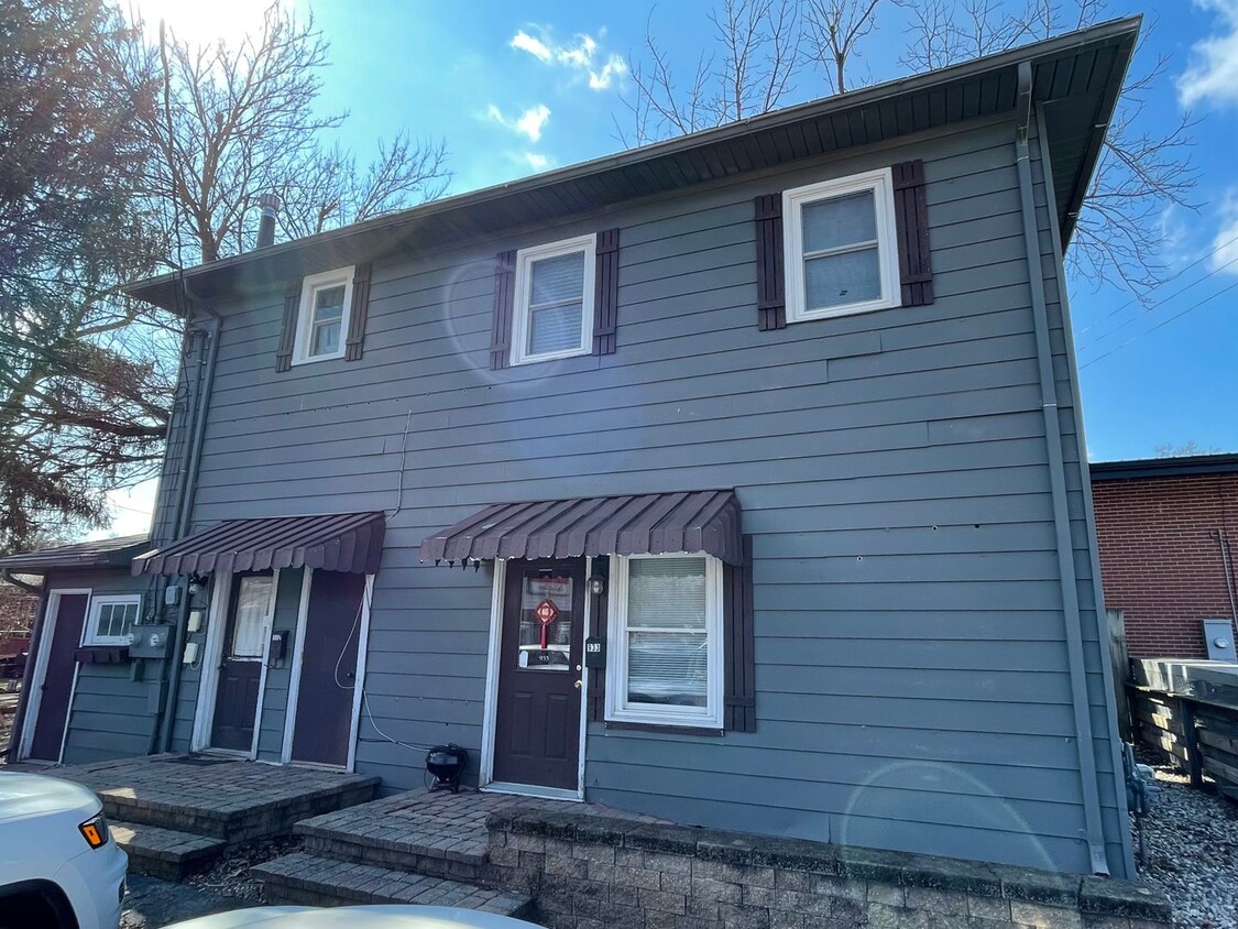 Primary Photo - 933 Robinson St