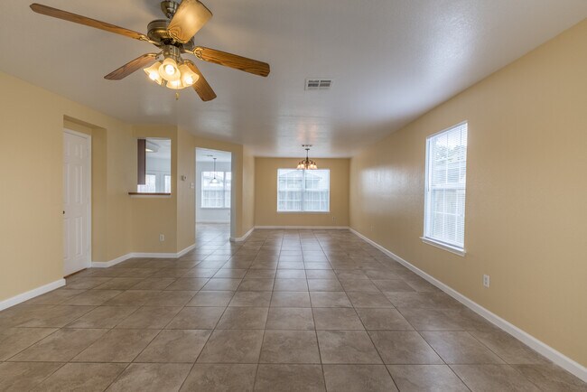 Foto del edificio - Spacious 4-Bedroom Home in Prime Round Roc...