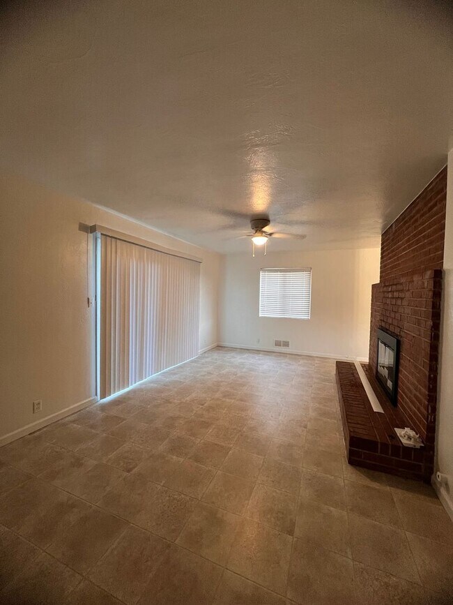 Foto del edificio - 270 E Gail Ave