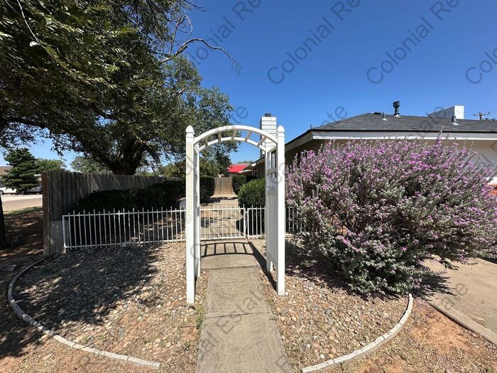 Primary Photo - Spacious 2 Bed 2 Bath Duplex, washer/dryer...