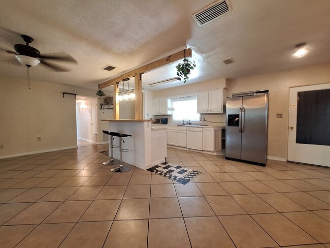 Building Photo - Stylish 4-Bedroom Belle Isle Retreat with ...