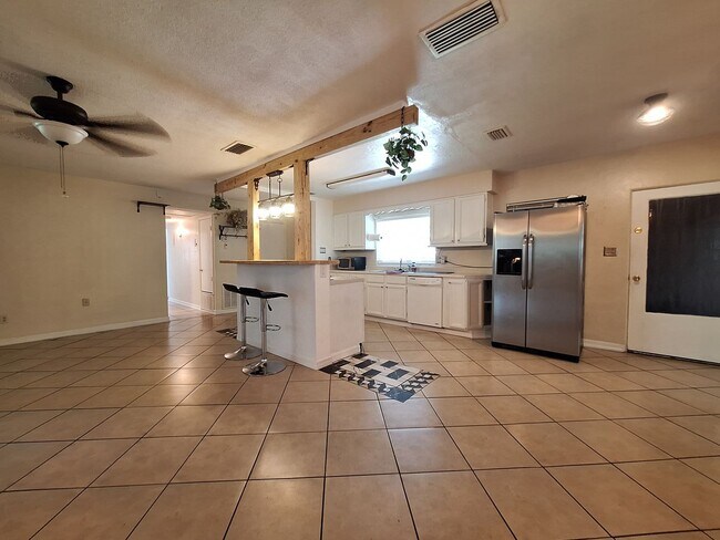 Foto del edificio - Stylish 4-Bedroom Belle Isle Retreat with ...