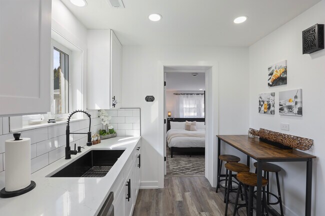 Kitchen - 1900 Pratt Ave