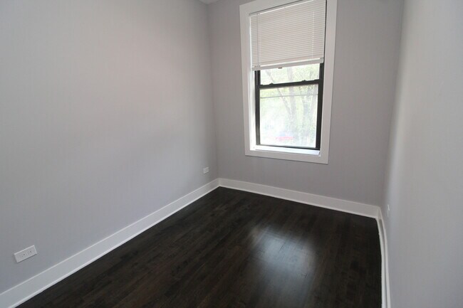 Foto del edificio - 1742 W Division St