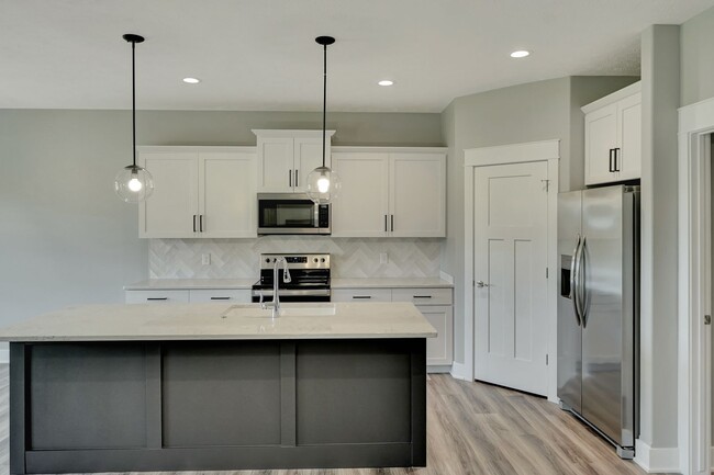 Building Photo - Beautiful Luxury Townhome