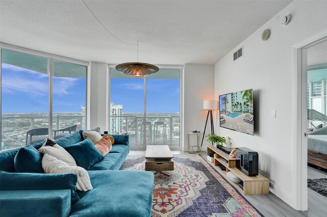 Building Photo - 1900 N Bayshore Dr