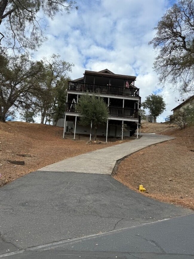 Foto del edificio - Cozy 3BD/2BA Furnished/Unfurnished Single-Family in Copperopolis with Lake Views!