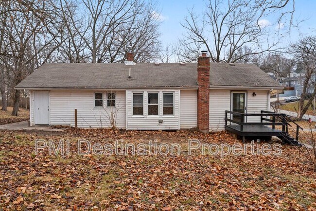 Building Photo - 634 NE Russell Rd.