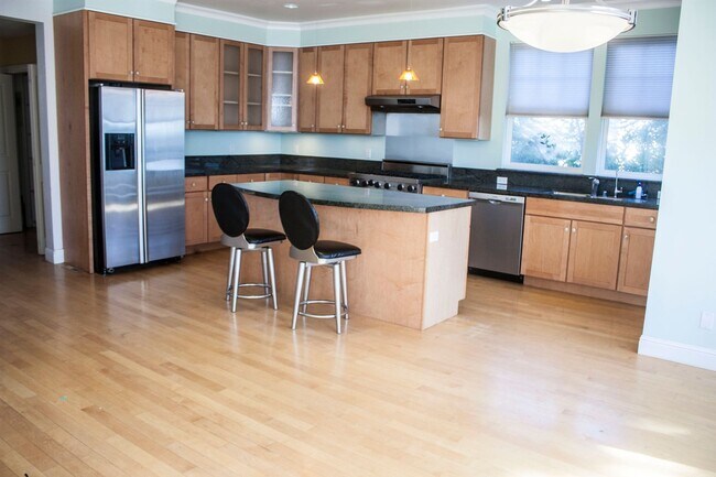 Building Photo - Rare opportunity to live in this luxurious...