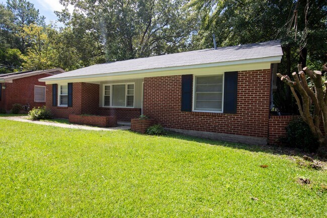 Building Photo - ** 3 bed 1.5 bath located in Mcgehee-Allen...