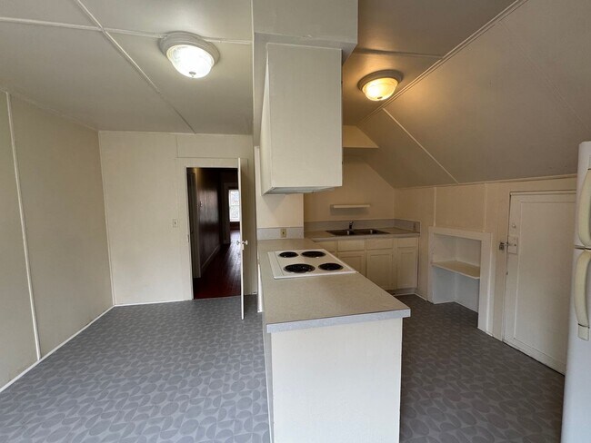 Building Photo - 2 Bedroom in Triplex Near Downtown and Campus