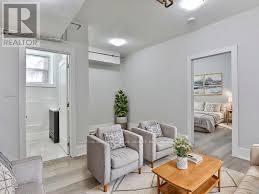 Photo du bâtiment - 915 St Clair Ave W