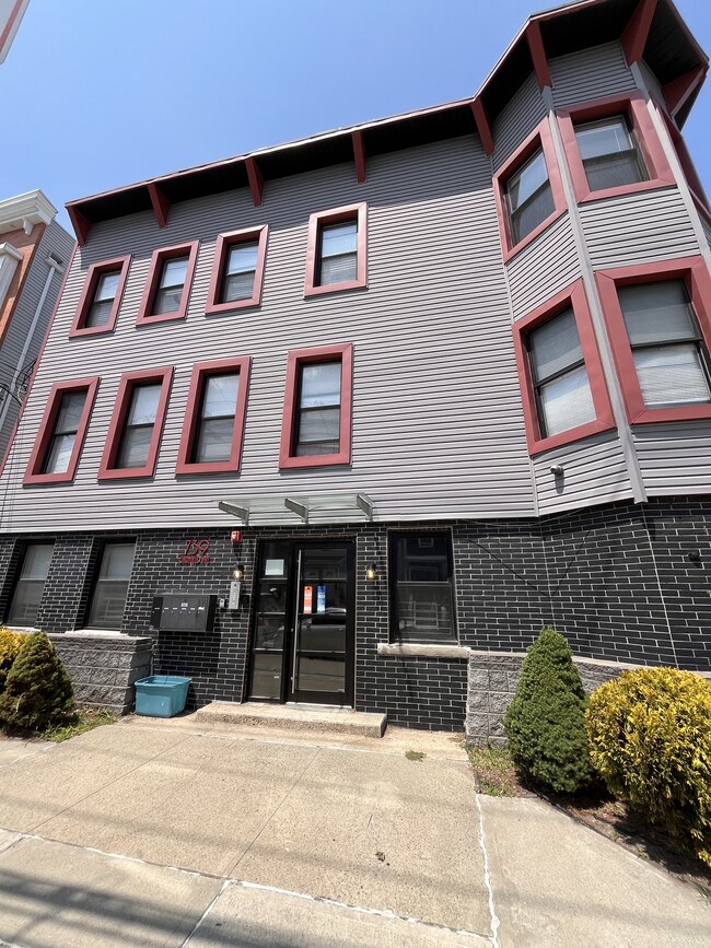 Building Photo - 749 Garfield Ave