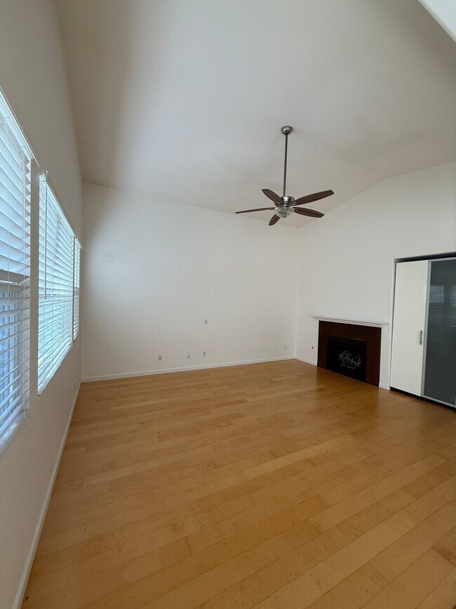 Building Photo - 556 Rocking Horse Dr