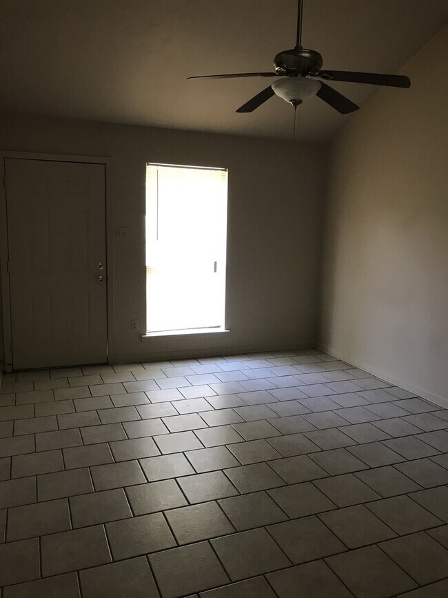 Foto del edificio - Beautiful Clean 3 bedroom, 2 Full Baths to...