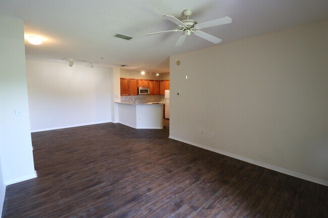 Building Photo - 625 Fairway Dr