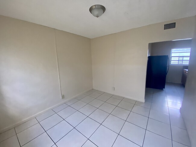 Building Photo - 633 NW 15th Ter