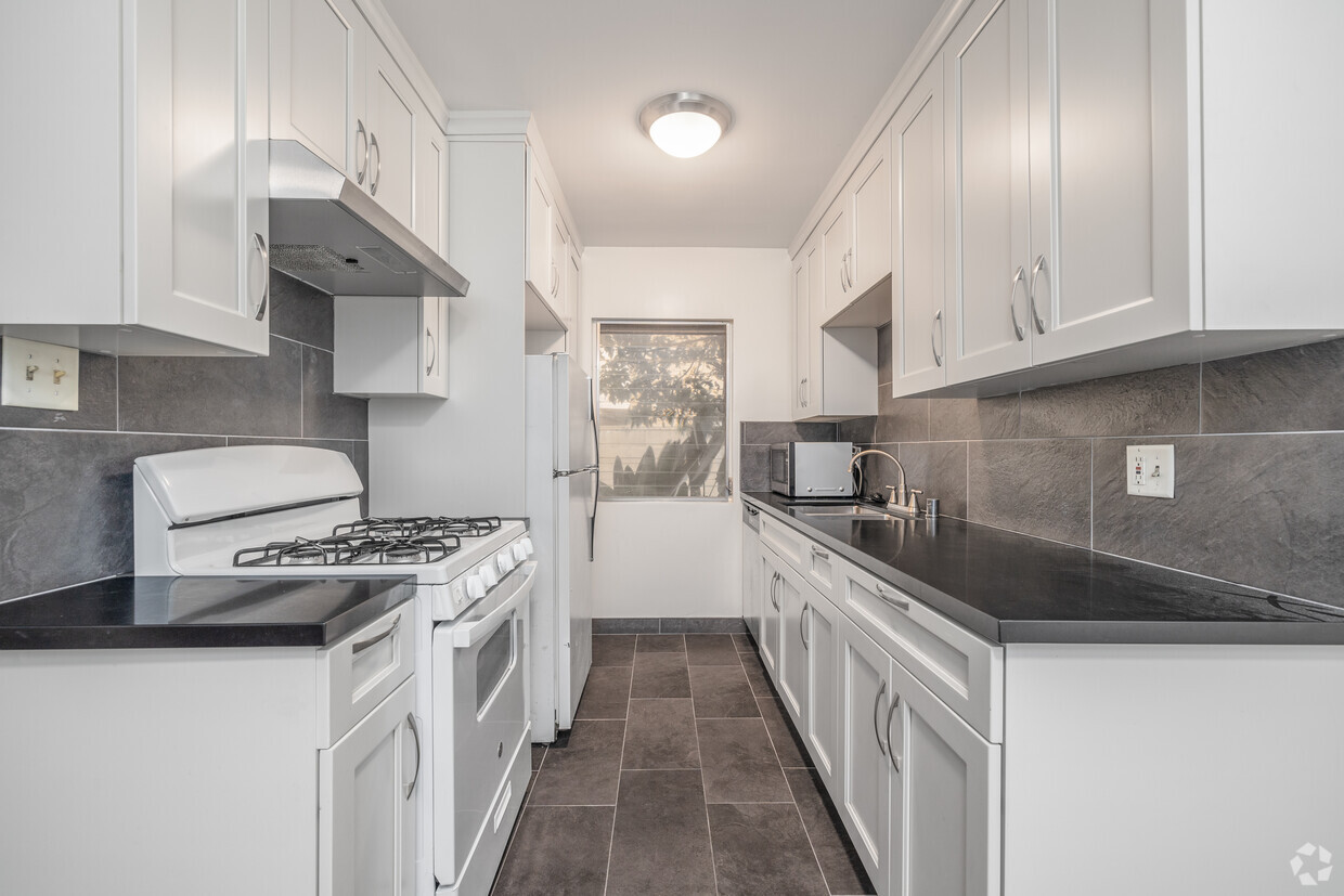 2BR, 1.5BA - 1,000SF - Kitchen - 1475 S Wooster St