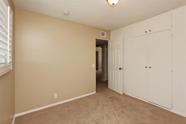 Foto del edificio - 2665 W Russell Ave