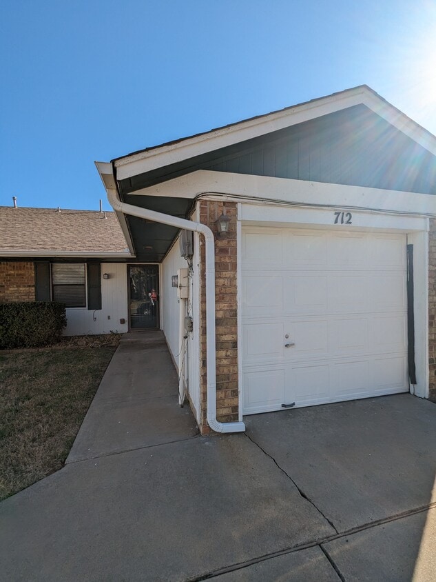 Foto principal - 712 Swan Lake Rd