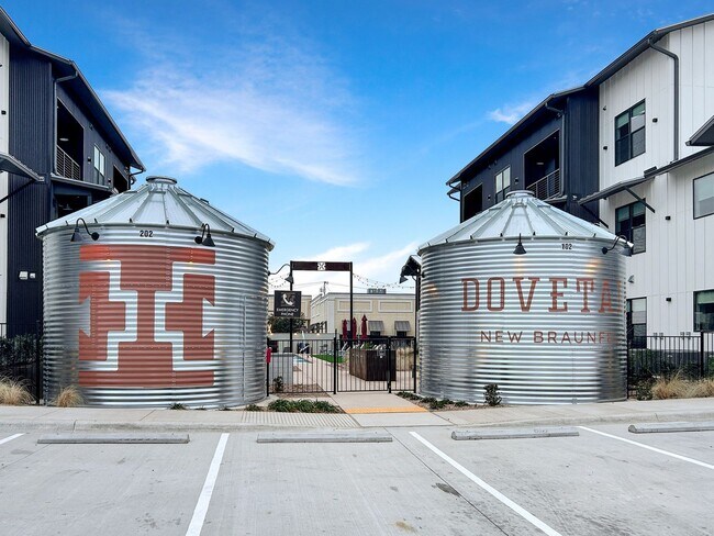 Building Photo - Resort-Style Living at Dovetail | 2 Bed / 2 Bath | Gated Entry