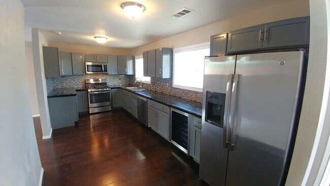 Building Photo - Beautiful 3 Bedroom, 2 Bath Home In The NE...