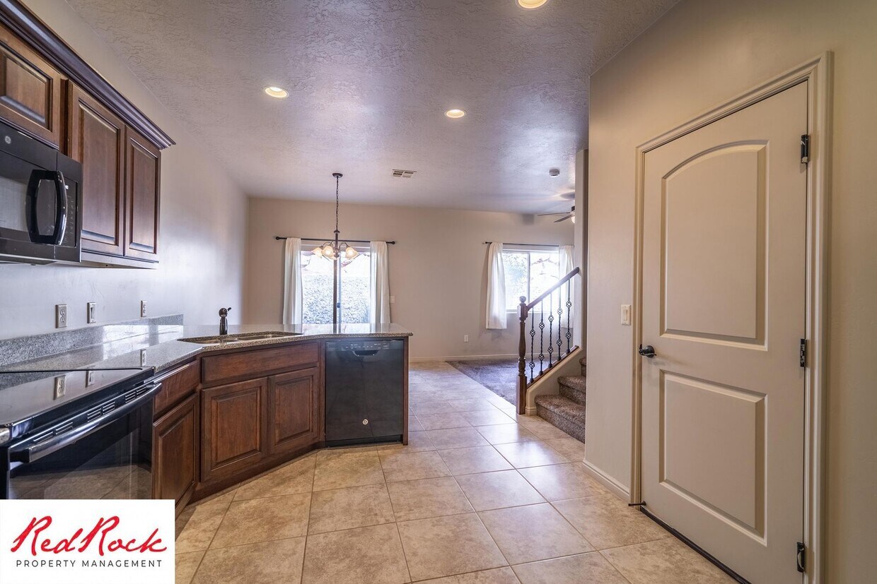 Primary Photo - Lovely Townhome with Community Pool