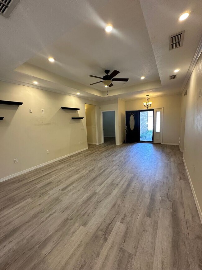 Foto del edificio - Stunning and Spacious 4 Bed Home! Parkview School District!