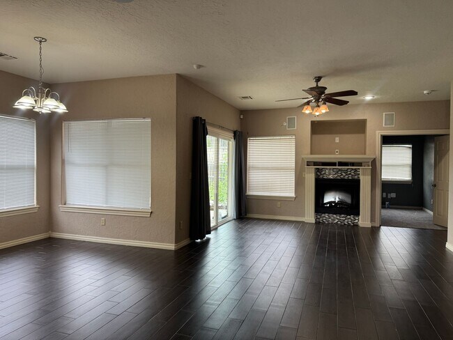 Foto del edificio - 4413 NW Wolfcreek Blvd