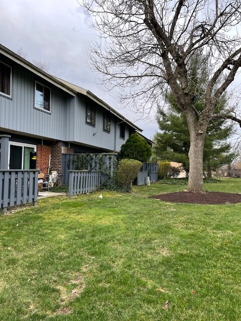 Patio trasero con amplia zona verde abierta - 96 Van Buren Rd