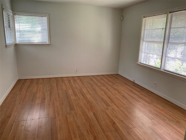 Foto del edificio - 1639 Woodvine Dr
