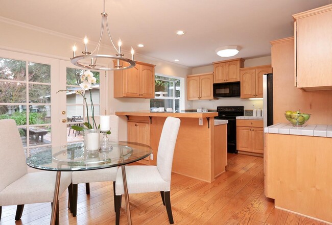 Building Photo - Charming remodeled home, walk to town, eas...