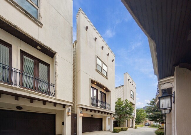 Building Photo - 1108 Peveto St