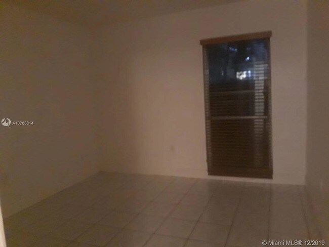 Foto del edificio - 6890 N Kendall Dr