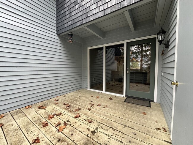 Building Photo - Cozy Portland Home with Spacious Living Room & Fenced Backyard