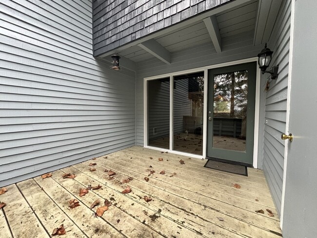 Foto del edificio - Cozy Portland Home with Spacious Living Room & Fenced Backyard