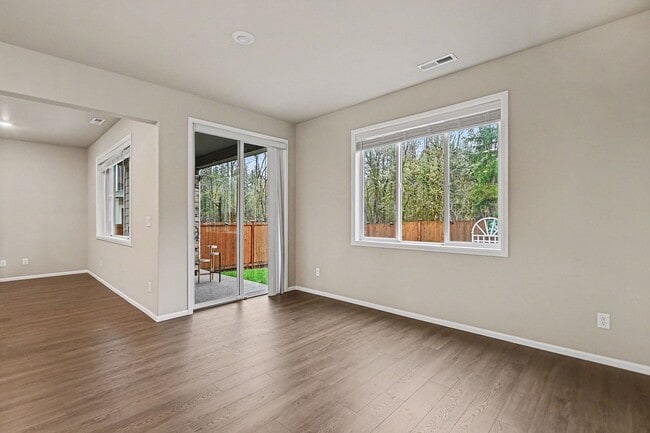 Building Photo - 4 bed 2.5 bath spacious home available for move in NOW