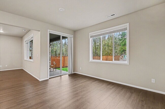 Foto del edificio - 4 bed 2.5 bath spacious home available for move in NOW