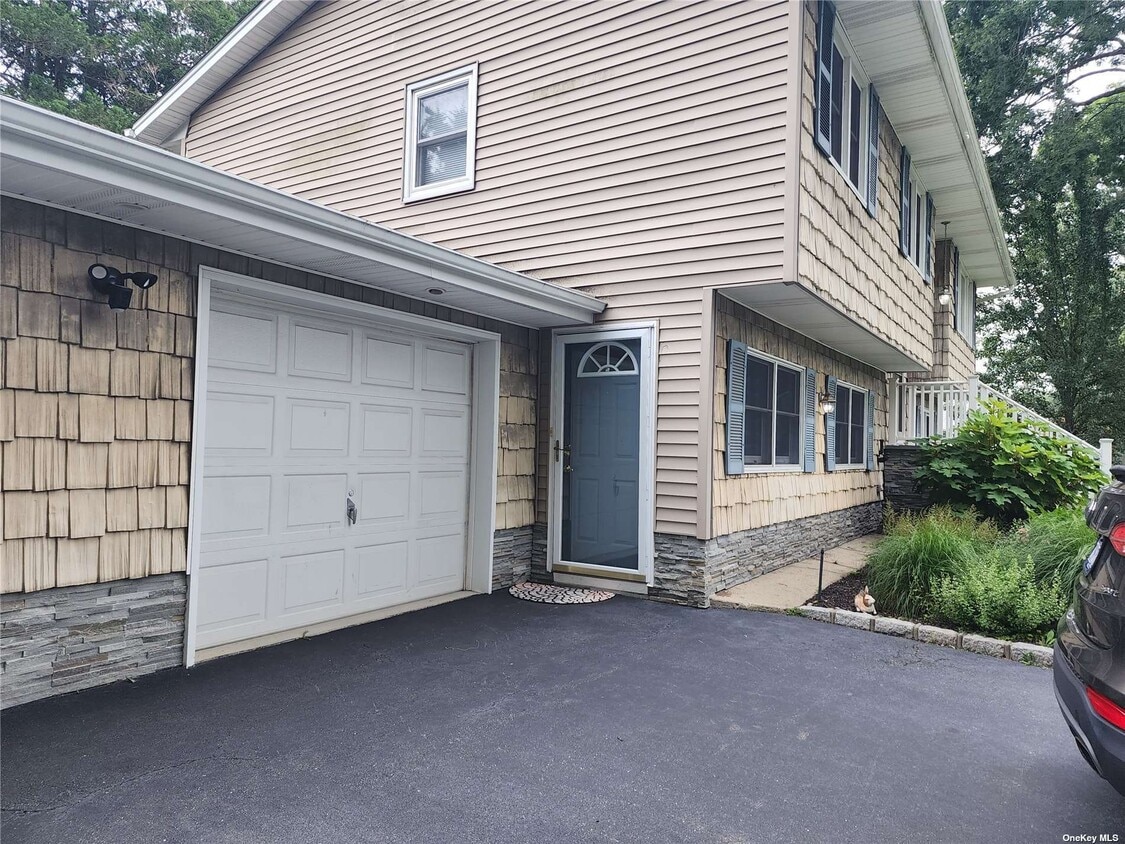 115 Clarendon Rd, Lake Ronkonkoma, NY 11779 House Rental in Lake
