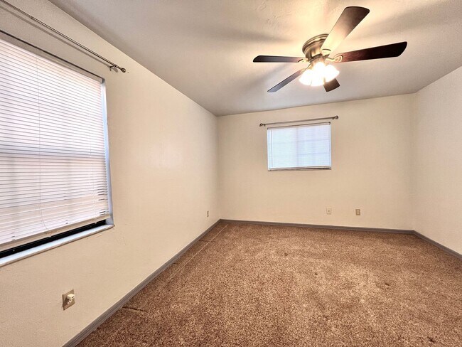 Building Photo - Updated 3 Bedroom, 3 Bathroom Townhome in Rockwood Villas!