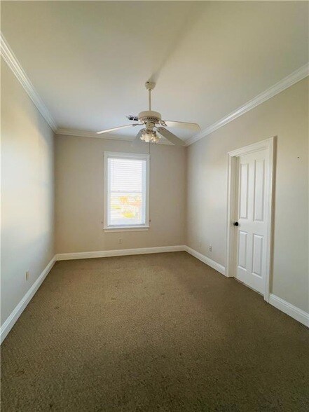 Foto del edificio - 5007 Towering Oaks Ave