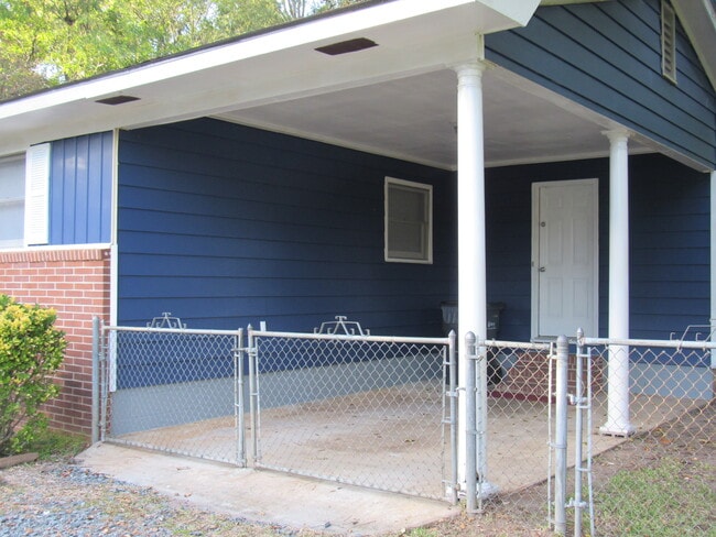 Building Photo - 1719 Kings Chapel Rd