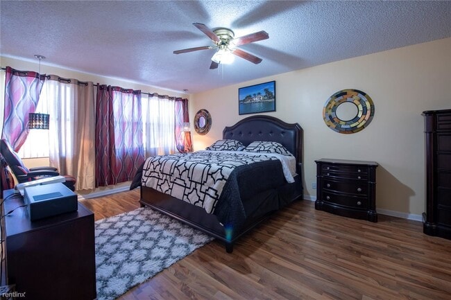 Building Photo - 2 br, 3 bath Townhome - 9580 SW 2nd Ct 958...