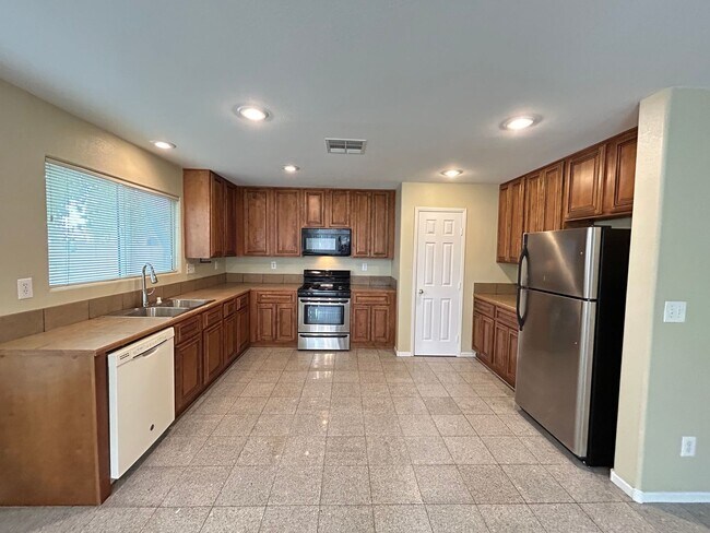Building Photo - 3 Bedroom 2.5 Bathroom Silverado Ranch Home!