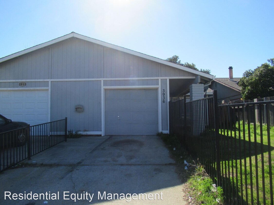 Foto principal - 3 br, 2 bath House - 3936 Renick Way