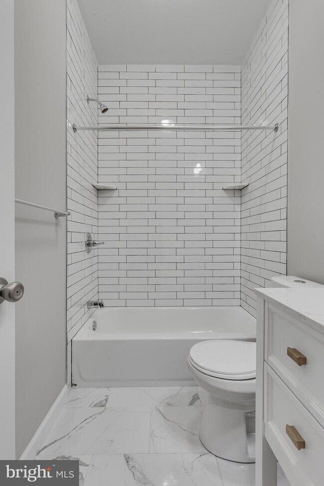 Building Photo - 410 Diamond St