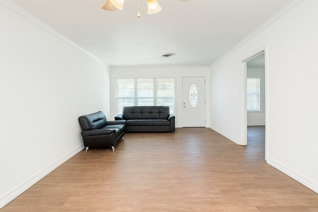 Foto del edificio - 4053 Silverwood Dr