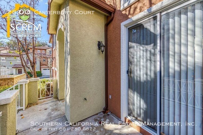 Building Photo - Two Bedroom Tri Level Townhome in Valencia