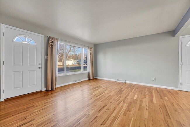 Foto del edificio - $2,495.00, 3-bedroom, 2 bathroom home in C...